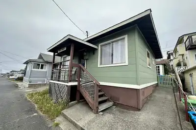 Image de La cabine est située à un pâté de maisons de la plage