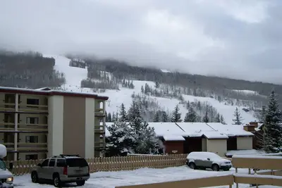 Image de Vail, Co, un studio à flanc de colline. Marchez jusqu'aux ascenseurs ou prenez la navette gratuite.