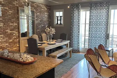 Image de Beautiful Condo One Block Off The Square Moins de 1 mile The Grove