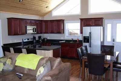 Image de Nouveau 2012 'Summer Daze' Lakefront 4 Bed \/ 4bath, 2 Full Kitchens