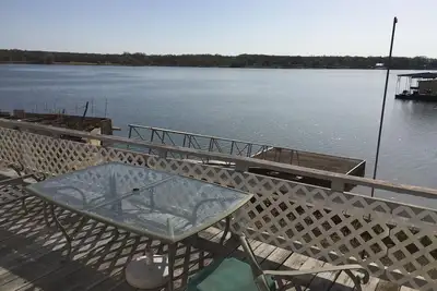 Image de Propriété au bord du lac 3br / 2ba à louer avec quai, quai de chargement pour camping-car et bateau
