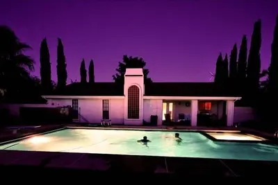 Image de Accueil sur rue calme avec une piscine privée et bain à remous