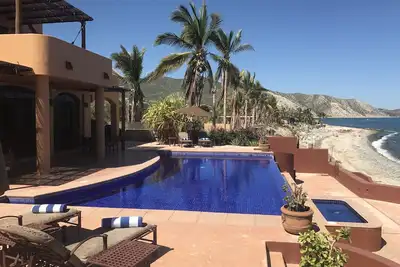 Image de Front de mer sur le sable avec piscine à débordement, jacuzzi et plage adaptée aux nageurs!
