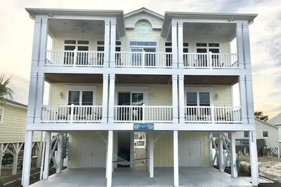 Image de Nouvelle maison de plage construite sur mesure avec une piscine privée!