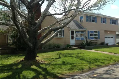 Image de Maison de 6 chambres côté baie dans le quartier du Yacht Club de Beach Haven résidentiel