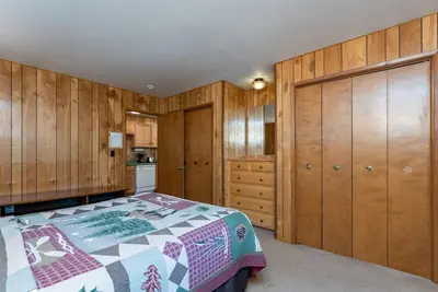 Image de Cette maison est un 3 étages, 4 pièces en duplex avec une unité de 3 chambres 2 salles de bain à l'étage supérieur, et un. . .