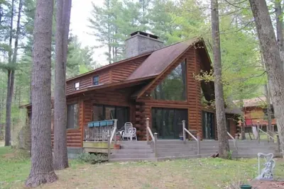 Image de Lake George 2500 sf Log Home / Americade spécial