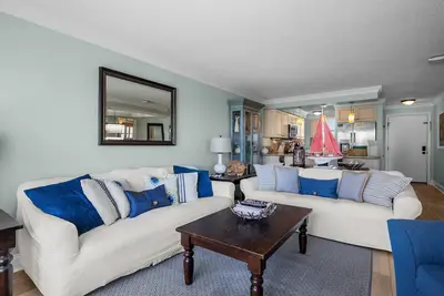 Image de Condo récemment rénové W / Super Ocean Views! Accès facile à la plage.