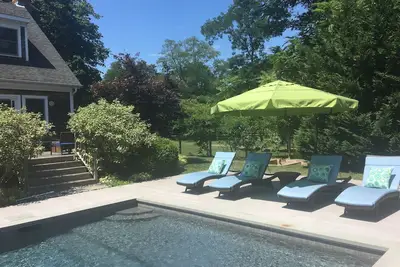 Image de Superbe contemporain avec piscine chauffée en gunite près de la plage de Wades
