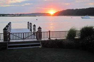 Image de Waterfront Gem avec Dock, Spectacular Master Suite et World Class Sunsets