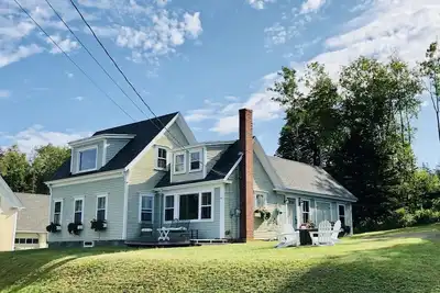 Image de Sea Sparkle: Cottage de village ensoleillé avec studio d'artiste et vue panoramique sur l'océan