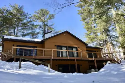 Image de The Roost, une maison de 4 saisons au bord du lac dans les montagnes Adirondack