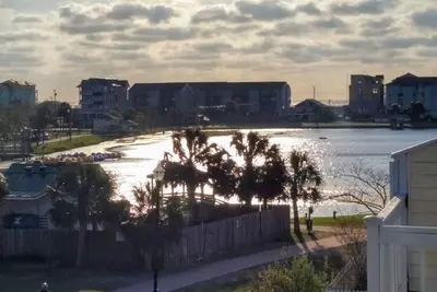 Image de Lake Waterfront Townhome avec de superbes vues et une courte promenade de la plage, des magasins et