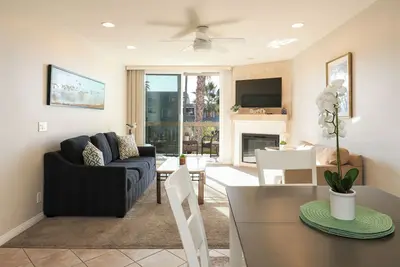 Image de Unité récemment mise à jour, vue sur l'océan depuis le salon et le balcon!