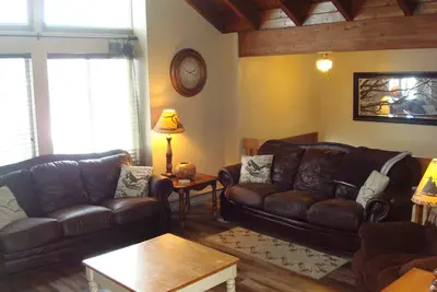 Image de Abordable 5 Br / 3 Ba près de Yellowstone, sentiers de Vtt, golf et pêche! 15 couchages!