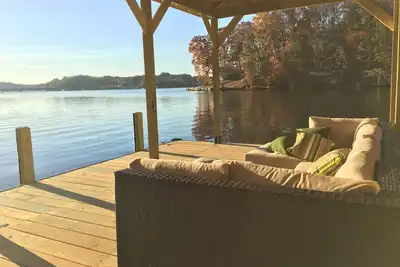 Image de Lake House avec une grande vue sur l'eau, plage de baignade privée à moins d'1 heure d'Atl