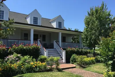 Image de Grande maison de vacances en famille - demi-pâté de maisons de la plage! Grands porches!