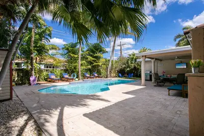 Image de Piscine chauffée et jacuzzi - Jardin tropical près de la plage