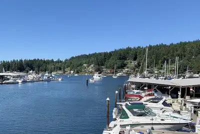 Image de Situé dans le coeur du centre historique Gig Harbor, à côté de Skansie Brothers Parc