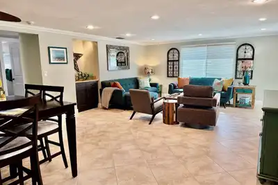 Image de Situé à seulement 100 pas de la plage de sable blanc de la renommée mondiale Siesta Beach