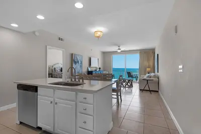 Image de 2 chambres 2 salles de bains 3 lits superposés | 1400 m² Ft | Ocean Front | 9 personnes | Service de plage gratuit<br>