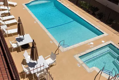 Image de Vues Plat-à proximité de tout - Piscine et jacuzzi