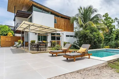 Image de Superbe vue sur l'océan moderne avec piscine privée