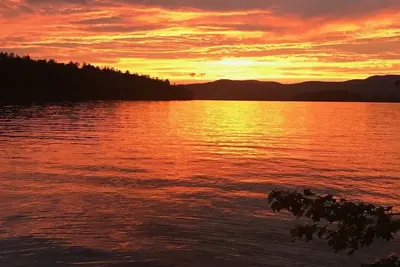 Image de Lake Front Cabin sur l'étang d'or (lac Squam)