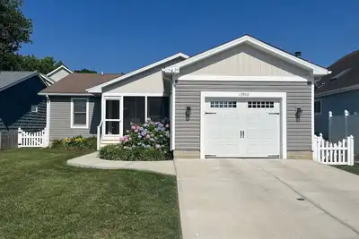 Image de Maison unifamiliale rénovée, propre et confortable, à quelques pas de la plage