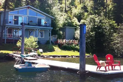 Image de Cottage sur la rive: quai privé, vues relaxantes, pelouse en herbe