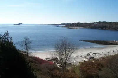 Image de 5 chambres / 2 salles de bain Cottage avec vue directe sur l'eau et l'accès