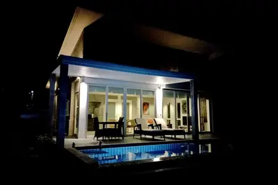 Image de Villa romantique face à la plage avec piscine-3