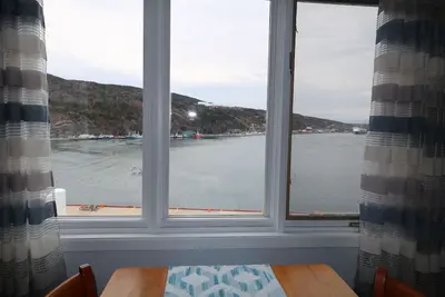 Ocean Front Cottage, construit dans la falaise, surplombant St. John's Harbour