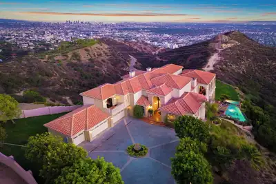 Image de Vivez comme une célébrité dans ce magnifique manoir d'Hollywood Hills avec piscine et vues