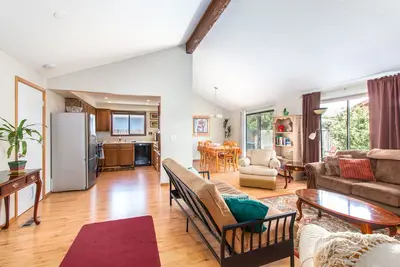 Image de Quartier familial climatisé de Salem 3 br \/ 2ba - à 5 minutes du centre-ville