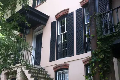 Image de Celui avec un vélo accroché au mur