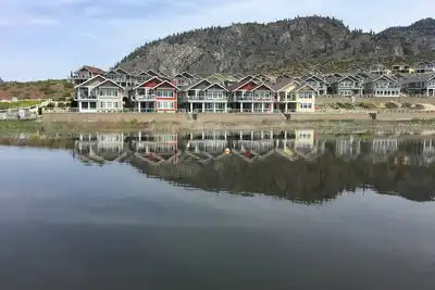 Image de Yellow Cottage sur le lac - Convivialité pour les familles et les plaisanciers!