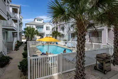 Image de Nouveau Condo de luxe Custom 2 Br \/ 2ba, à quelques pas de la plage et de la piscine surplombant