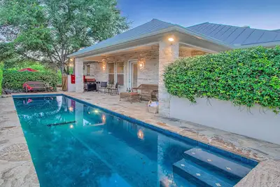 Image de Classé \"Top 10 Vrbo Home! \" Piscine chaufee. Creek Haus est le meilleur! Nous reviendrons!