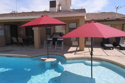 Image de Havasu Home avec piscine chauffée, à quelques minutes du lac, spécial oiseaux de neige Nov & Dec