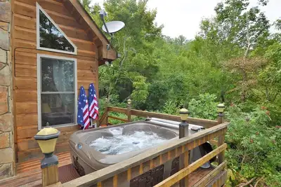 Image de Belle cabine isolée pour animaux de compagnie avec cheminée et bain à remous.