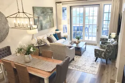 Image de «Plus de souvenirs» - Un condo côtier Chic 30a 20 pieds de Romarin avec deux lits King!