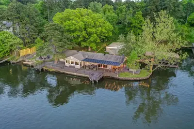 Image de Lake Front Property/Hot Tub/Huge Deck/Game Room/Boat Ramp & Dock!