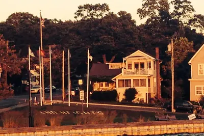 Image de Bright & Charming River Front Cottage - 3 Br-2 Bath