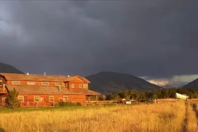 Image de Belle Lodge sur le Yellowstone - Grande pour les chasseurs \/ pêcheurs et les familles!