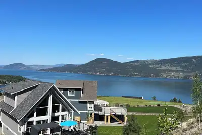 Image de Cottage de luxe au bord du lac avec vue sur le lac