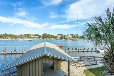 Image de Flew The Coop \/ River Front Condo avec piscine