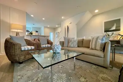Image de Lumière, Airy, Moderne, Beachy! Capacité d'accueil jusqu'à 9!