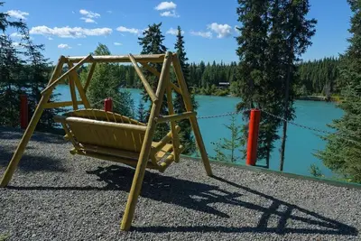 Image de Façade de la rivière Prime Kenai avec hébergement privé