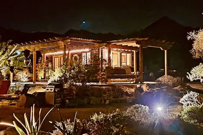 Image de Desert Jewel Cabin avec vue spectaculaire / 5 minutes de Palm Desert!